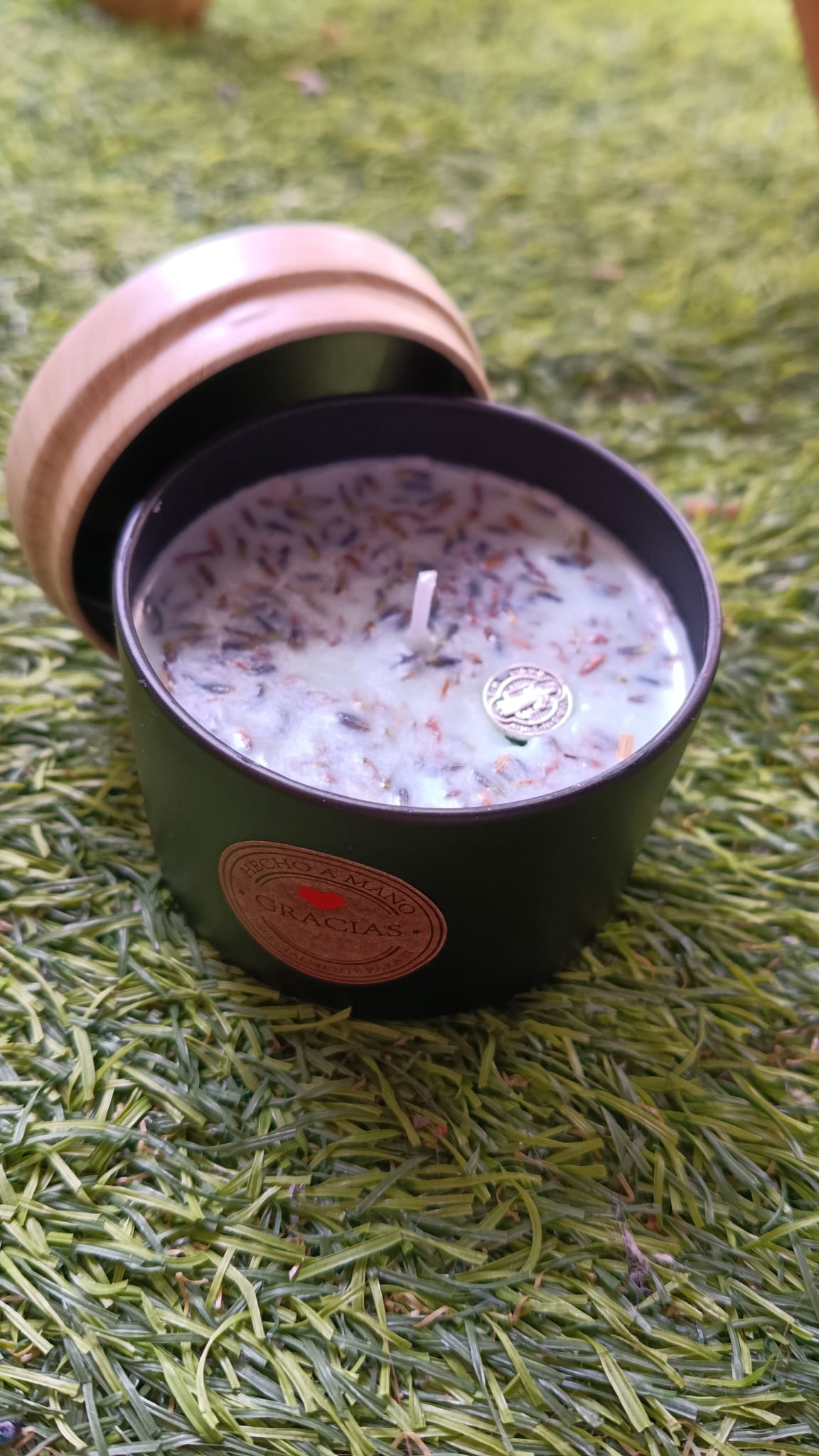 Vela en Vaso con Lavanda, Esencia de Salvia Blanca y Medalla de San Benito