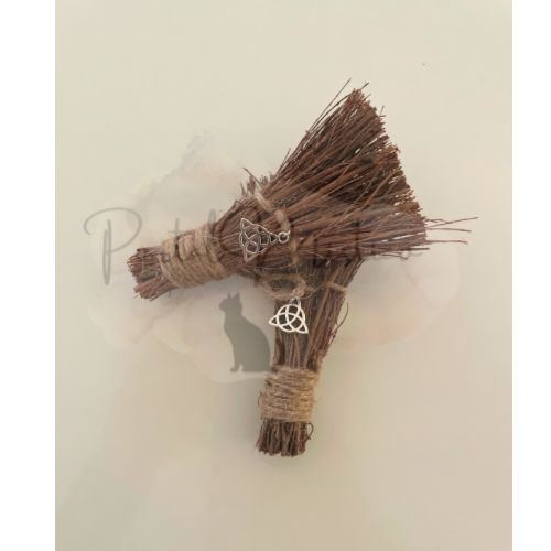 Escoba de Bruja Triqueta - Protección de la Triple Diosa