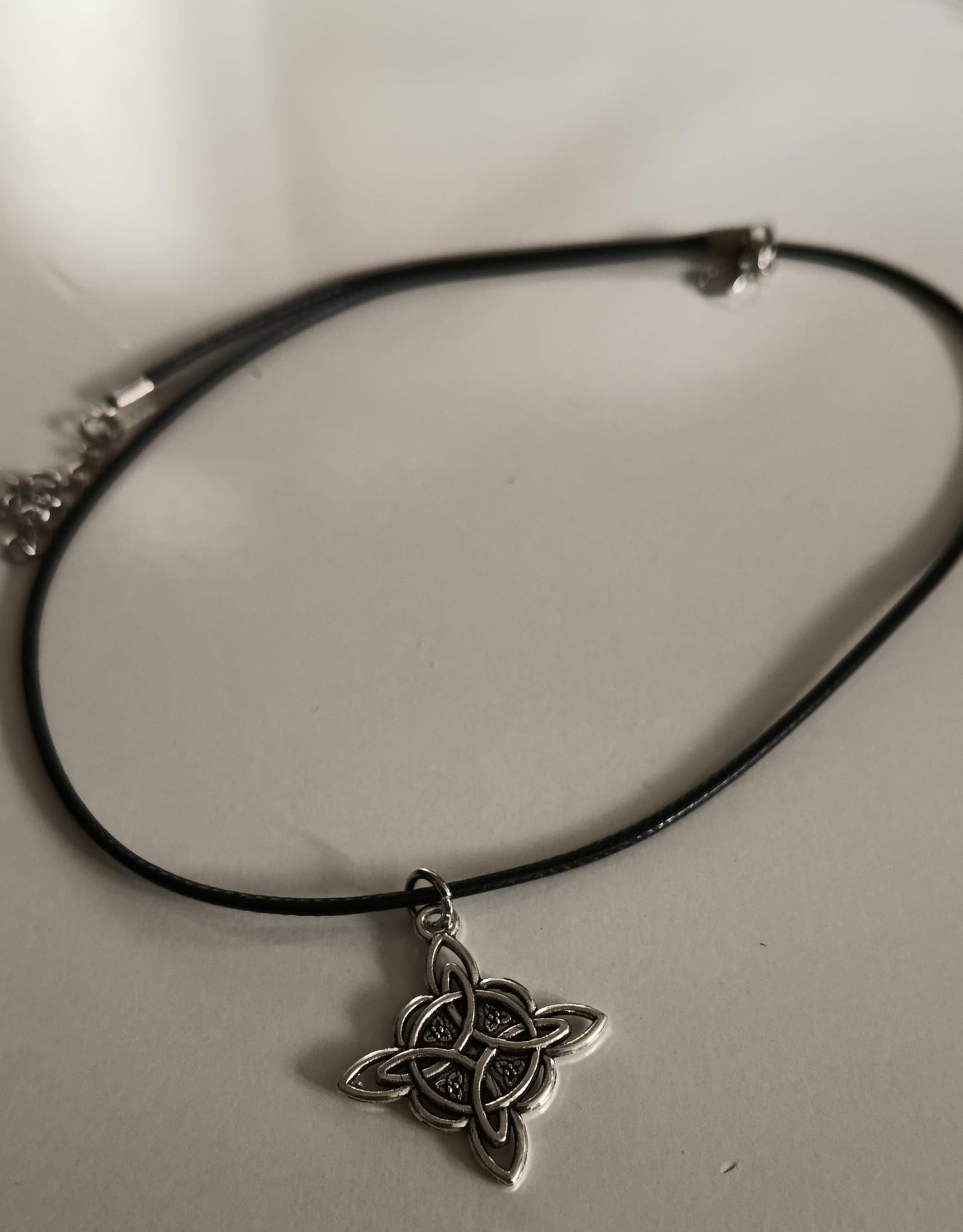 Colgante Nudo de Bruja en Acero con Cordón Negro - Escudo Celta