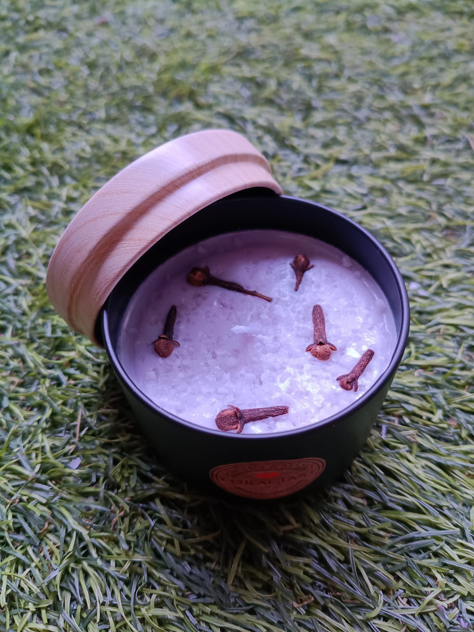 Vela en Vaso Lila de Sal Gorda y Clavos de Olor con Aroma a Jazmín