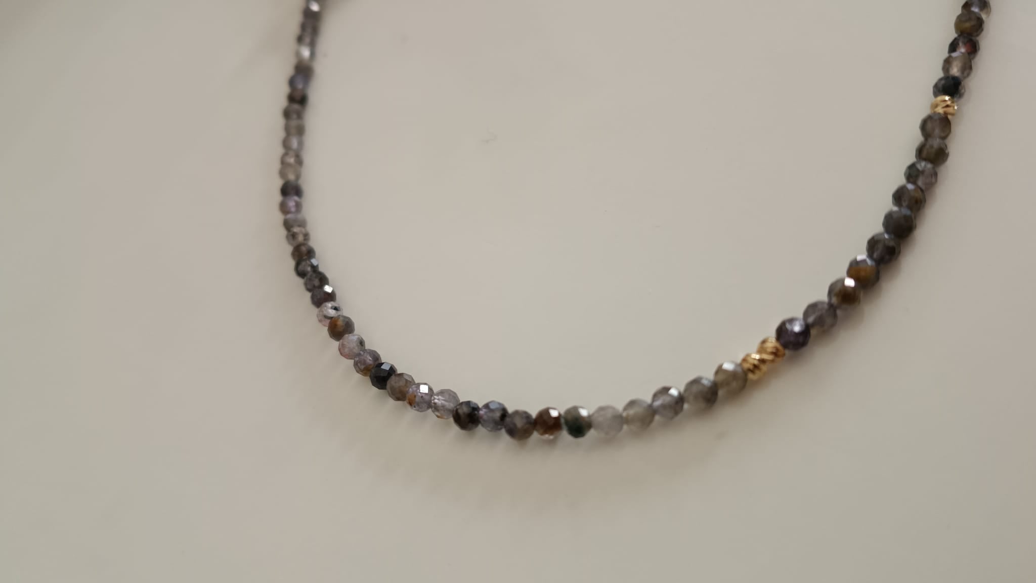 Collar Larvaquita facetada