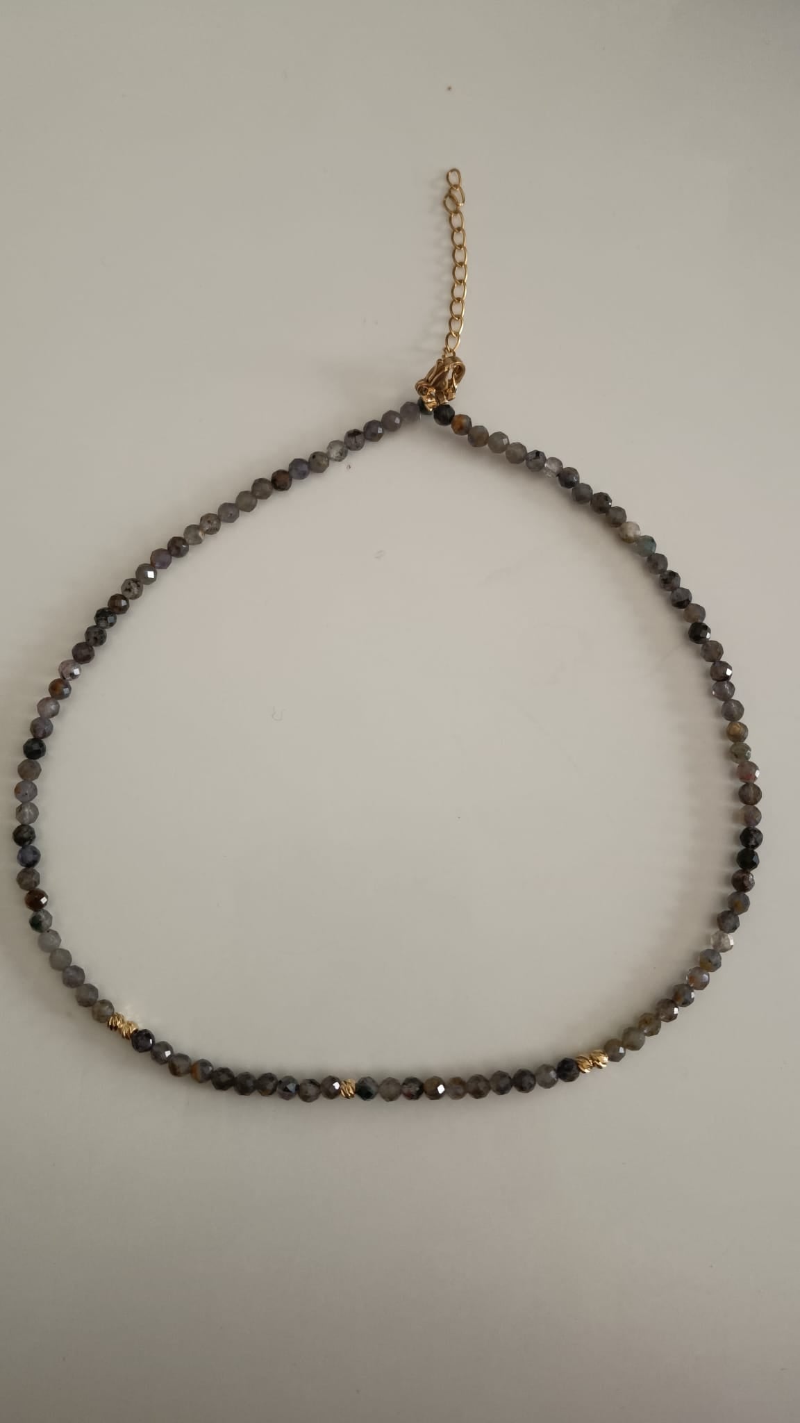 Collar Larvaquita facetada